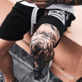 Tatuaż Różane kolano na kolanie motyw: czarno-szare styl: realistyczne