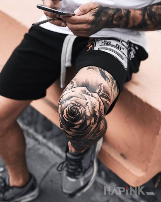 Tattoo Różane kolano in black and gray motif and realistic style on the knee