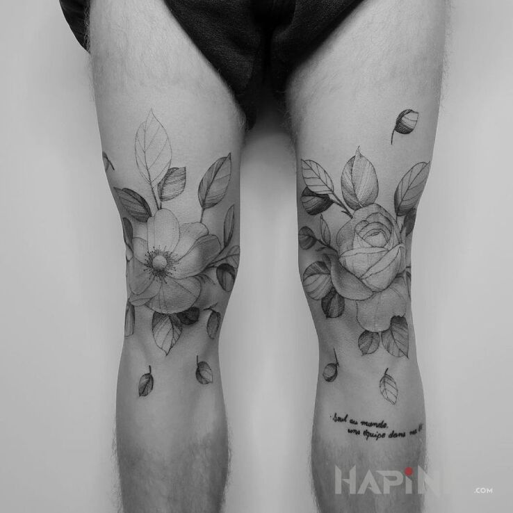 Tattoo Kwiatowo in flowers motif and graphic / illustrative style on the knee