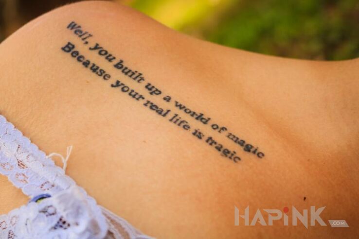Tattoo Świat magii zamiast szarej rzeczywistości in lettering motif on the collarbone