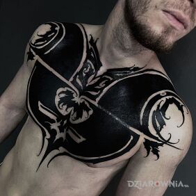 Tatuaż Czarna klata na obojczyku motyw: pozostałe styl: blackwork / blackout