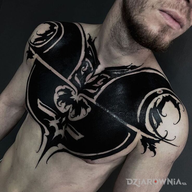 Tatuaż Czarna klata w motywie pozostałe i stylu blackwork / blackout na obojczyku
