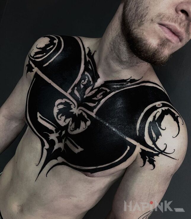 Tattoo Czarna klata in other motif and blackwork / blackout style on the collarbone