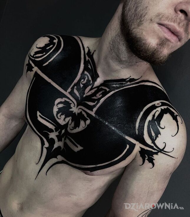Tatuaż czarna klata w motywie pozostałe i stylu blackwork / blackout na klatce