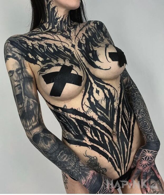 Tattoo Laska ostra na maksa in skulls motif and blast over style on the stomach