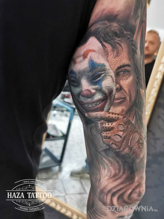 Tatuaż klaun maska mężczyzna w motywie rękawy i stylu realistyczne na ręce