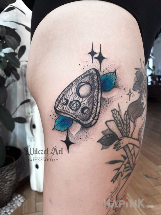 Tattoo Wskaźnik / Ouija / Duchy in objects motif and graphic / illustrative style on the thigh