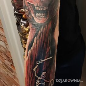 Tatuaż Kontynuacja rekawa na dłoni motyw: mroczne styl: realistyczne