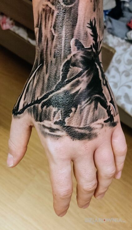 Tatuaż kosiarz na dloni w motywie czarno-szare na dłoni