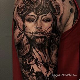 Tatuaż Kobieta na ramieniu motyw: czarno-szare styl: realistyczne