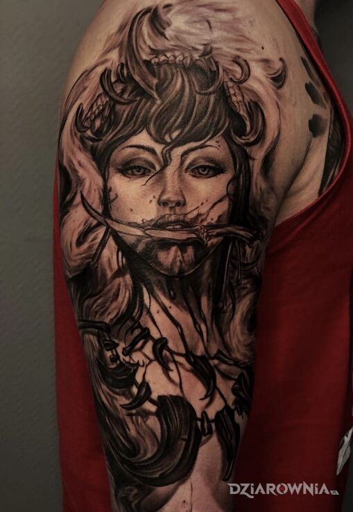 Tatuaż kobieta w motywie czarno-szare i stylu realistyczne na ramieniu