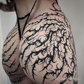 Tatuaż Hard na pośladkach motyw: czarno-szare styl: blackwork / blackout