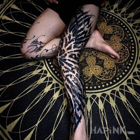 Tattoo Leg with sharp finish on the leg motif: legsleeves style: blackwork / blackout