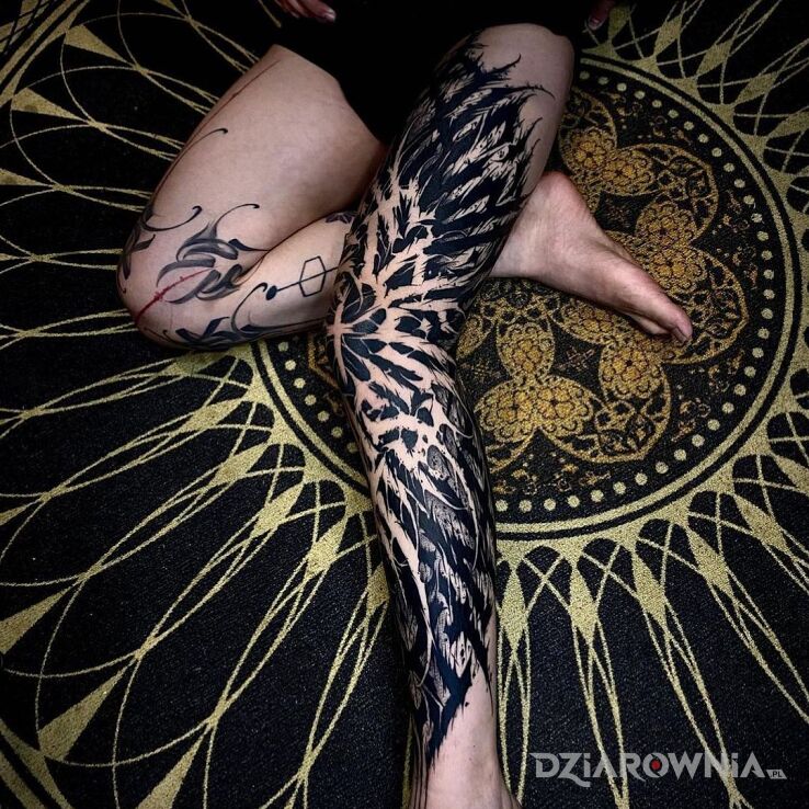 Tatuaż Noga z ostrym wykonczeniem w motywie criminal lettering i stylu blackwork / blackout na udzie