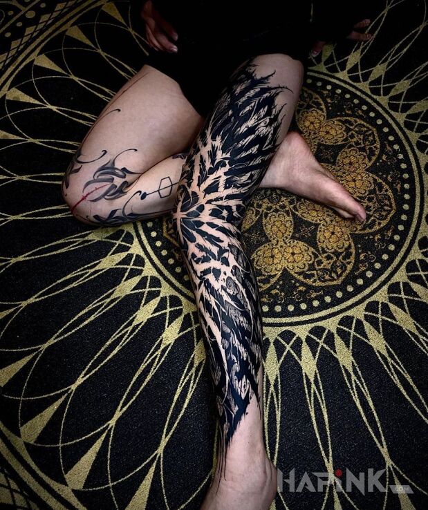 Tattoo Noga z ostrym wykonczeniem in black and gray motif and blackwork / blackout style on the thigh
