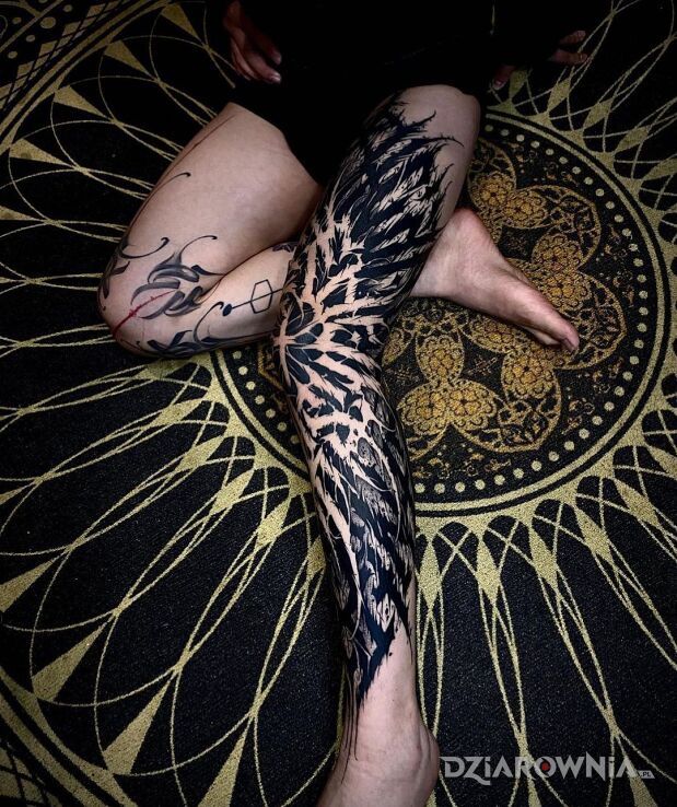 Tatuaż noga z ostrym wykonczeniem w motywie criminal lettering i stylu blackwork / blackout na nodze