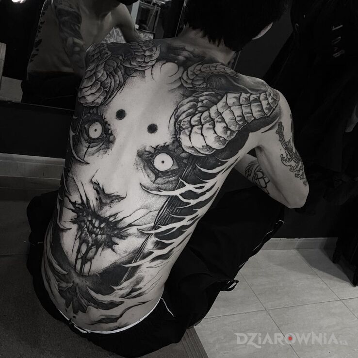 Tatuaż rogaty pomiot z piekieł w motywie demony i stylu realistyczne na plecach