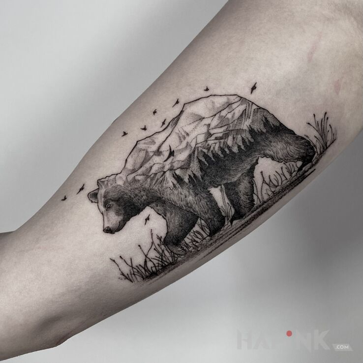 Tattoo Niedźwiedź / Miś / Góry in black and gray motif and graphic / illustrative style under the armpit