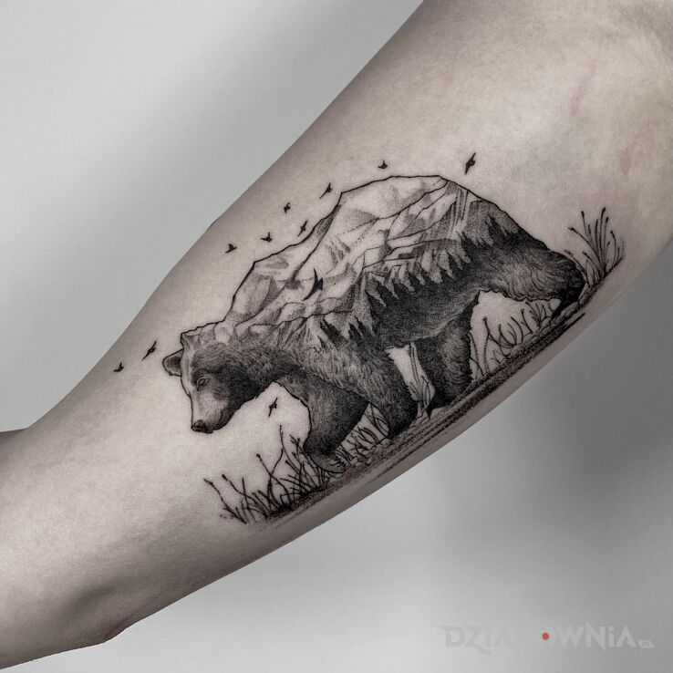 Tatuaż niedźwiedź  miś  góry w motywie pozostałe i stylu dotwork na ręce