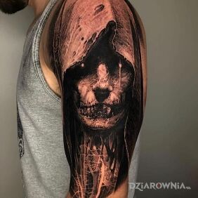 Tatuaż Postać w kapturze na ramieniu motyw: twarze styl: realistyczne