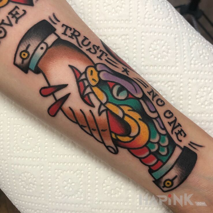 Tattoo Trust No One / Wąż / Dłoń in lettering motif and oldschool style on the forearm