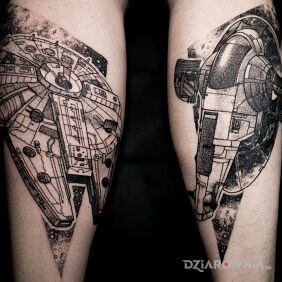 Tatuaż Star Wars / Gwiezdne Wojny / Sokół / Falcon / Slave 1 na nodze motyw: science fiction styl: graficzne / ilustracyjne