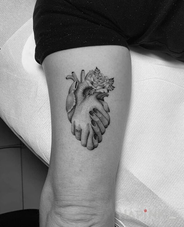 Tattoo Weź za rękę serce in other motif and realistic style on the upper arm