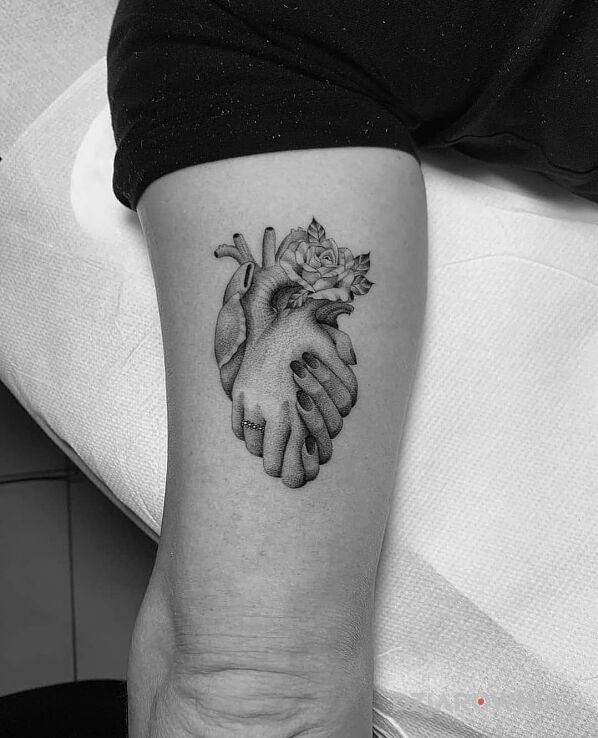 Tatuaż weź za rękę serce w motywie pozostałe i stylu realistyczne na ramieniu