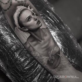 Tatuaż Czarny łabędź na ręce motyw: czarno-szare styl: realistyczne