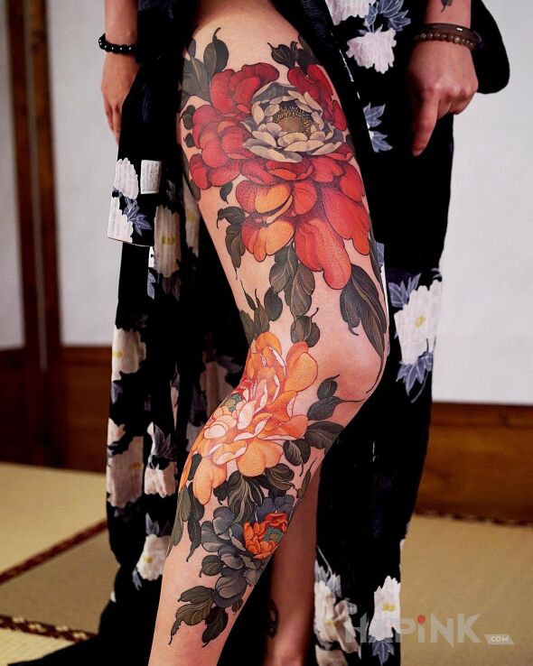 Tattoo Kwiaty w trzech kolorach in flowers motif and graphic / illustrative style on the calf
