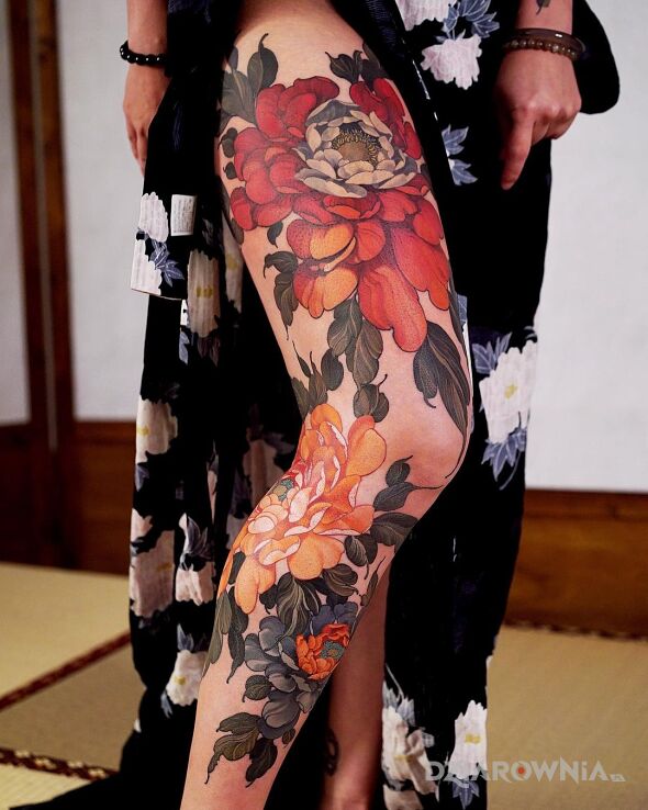 Tatuaż kwiaty w trzech kolorach w motywie kwiaty i stylu graficzne / ilustracyjne na piszczeli