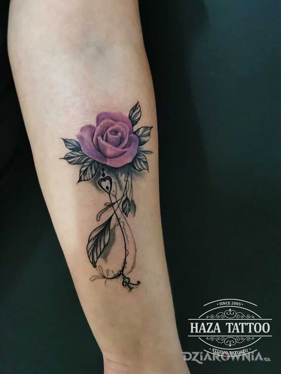 Tatuaż nieskończoność róża w motywie kolorowe i stylu graficzne / ilustracyjne na przedramieniu