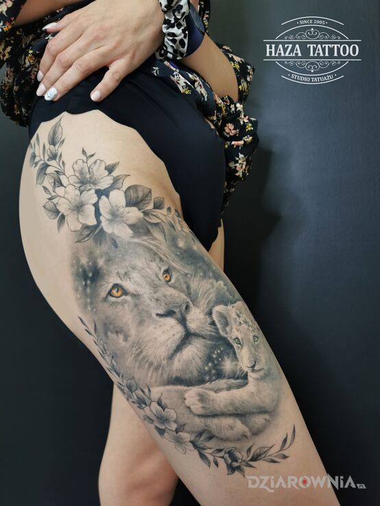 Tatuaż lwy - lwica i lwiątko kwiaty konstelacje gwiazd w motywie miłosne i stylu realistyczne na udzie