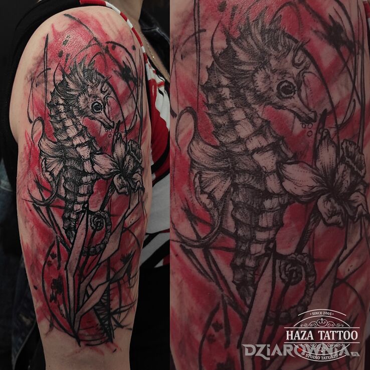 Tatuaż konik morski w wersji hard w motywie florystyczne i stylu graficzne / ilustracyjne na ramieniu