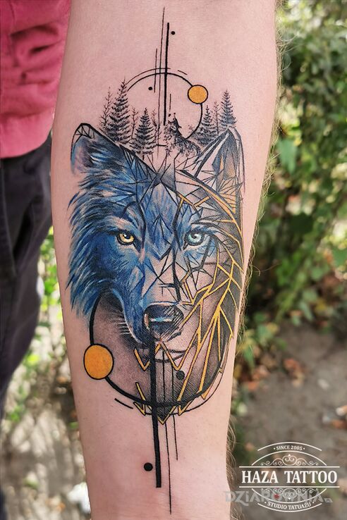 Tatuaż wilk geometria las - nieco inaczej w motywie kolorowe i stylu geometryczne na przedramieniu