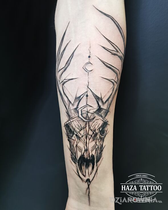 Tatuaż rogacizna - czaszka jelenia w motywie czarno-szare i stylu szkic na przedramieniu