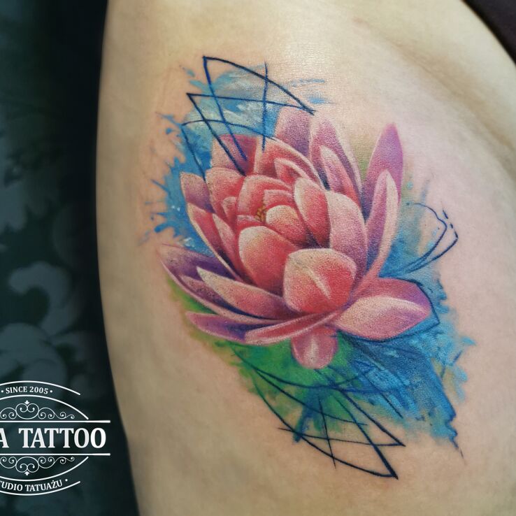 Tatuaż kwiat watercolor geometria w motywie florystyczne i stylu geometryczne na udzie