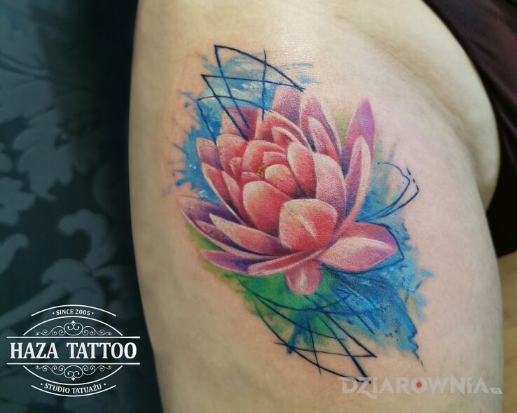 Tatuaż kwiat watercolor geometria w motywie florystyczne i stylu geometryczne na udzie