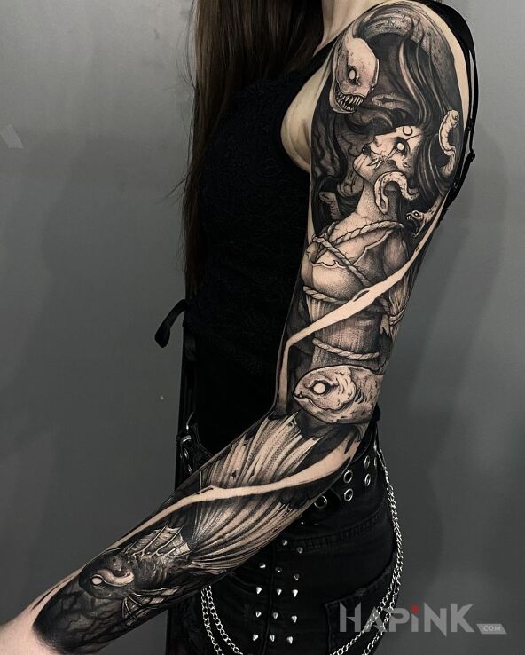 Tattoo Schwytana przez węgorze in animals motif and graphic / illustrative style on the upper arm