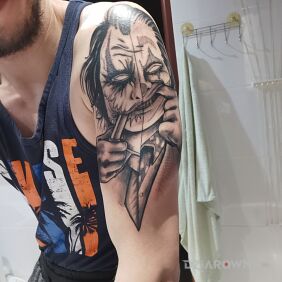 Tatuaż Joker 2 twarze. Kolorowanie 20 grudnia. na ramieniu motyw: mroczne styl: graficzne / ilustracyjne