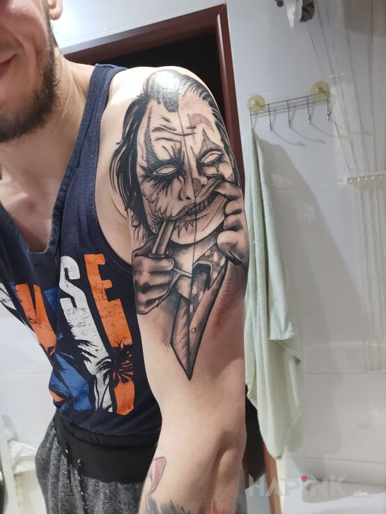 Tattoo Joker 2 twarze. Kolorowanie 20 grudnia. in black and gray motif and graphic / illustrative style on the upper arm