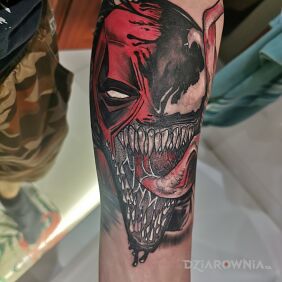 Tatuaż Deadpool & Venom na przedramieniu motyw: kolorowe styl: graficzne / ilustracyjne
