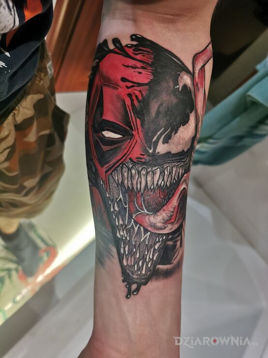 Tatuaż deadpool  venom w motywie mroczne i stylu kreskówkowe / komiksowe na przedramieniu
