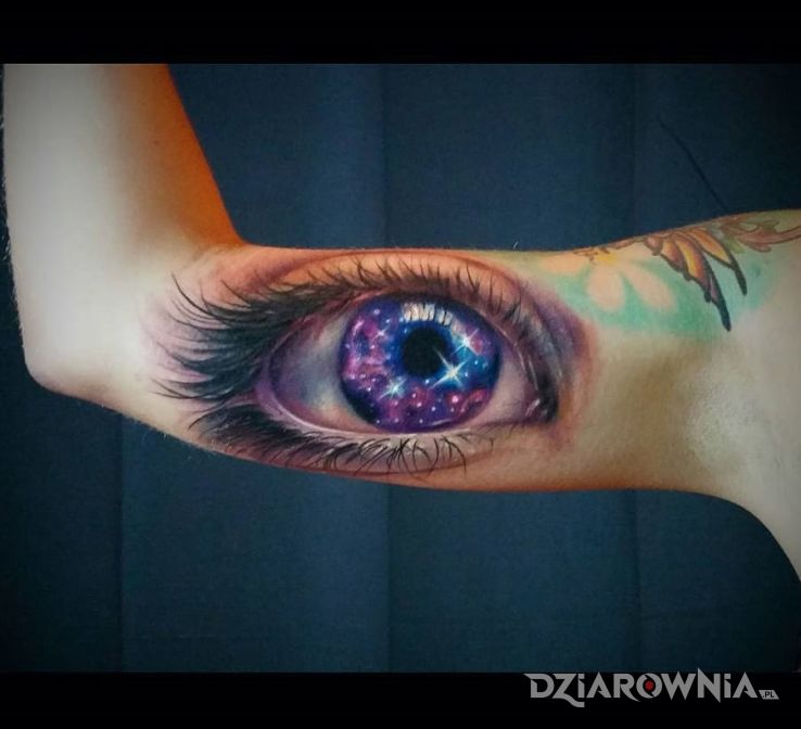 Tatuaż kosmos w oku w motywie 3D na ramieniu