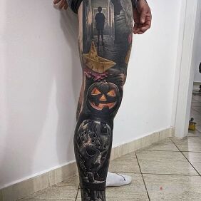 Tatuaż Halloweenowy klimat na udzie motyw: czarno-szare styl: realistyczne
