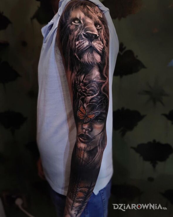 Tatuaż duży lew w motywie motyle i stylu realistyczne na ramieniu