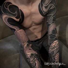 Tatuaż Lis na jednej, wąż na drugiej na przedramieniu motyw: zwierzęta styl: blackwork / blackout