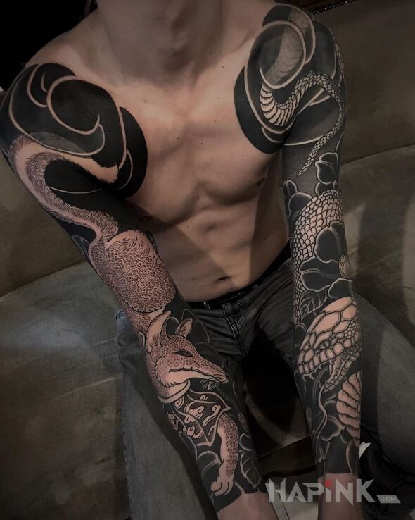 Tattoo Lis na jednej, wąż na drugiej in black and gray motif and blackwork / blackout style on the shoulder