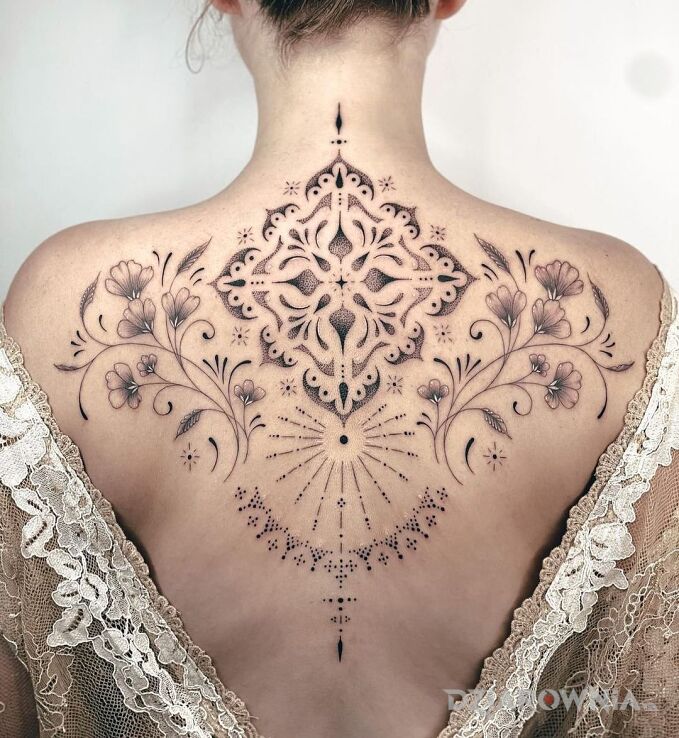 Tatuaż przepiękna kompozycja w motywie mandale i stylu graficzne / ilustracyjne na plecach