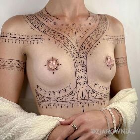 Tatuaż Ornamentowo i minimalistycznie na ramieniu motyw: ornamenty styl: kontury / linework